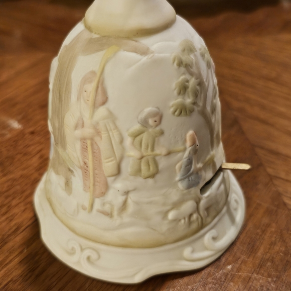 Lefton Nativity Musical Bell 1984 - Picture 4 of 8